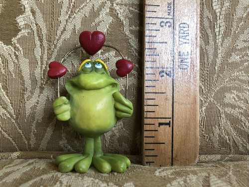 Russ Douglas Signed Green Resin Frog w Red Hearts LOVE Decoration - Picture 1 of 3