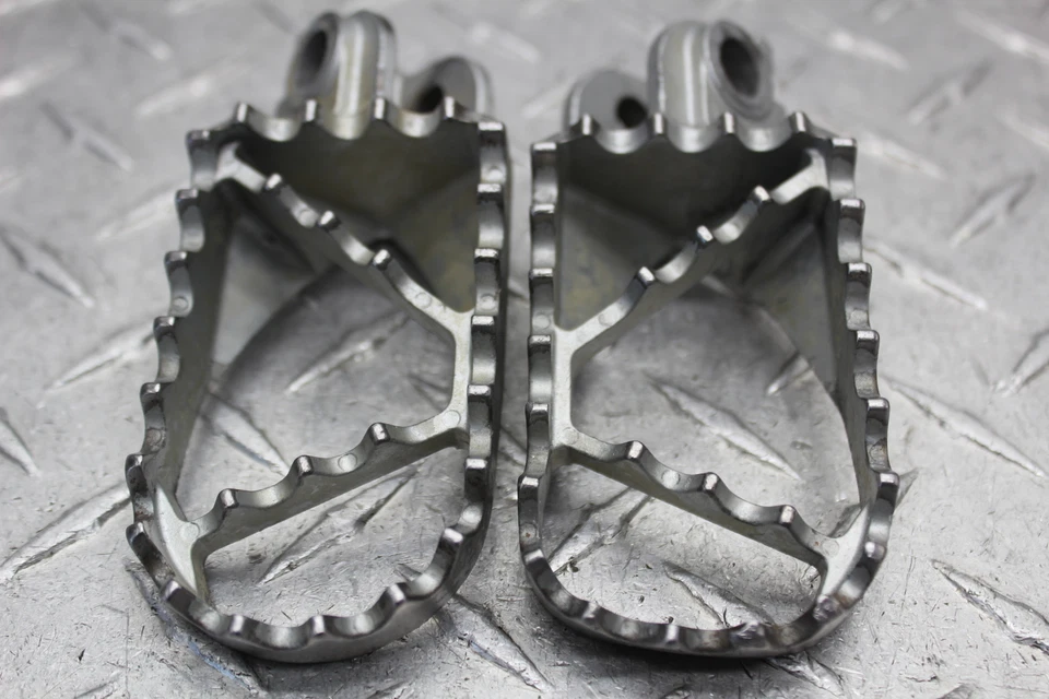 KTM 525 EXC 2005 PEDAL DE FRENO DERECHO/PEDAL DE CAMBIO Y ESTRIBERAS Foto 3 de 4