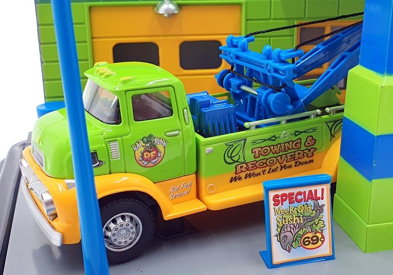 Auto World 1/32 Scale AW317/04 Rat Fink Garage And Tow Truck