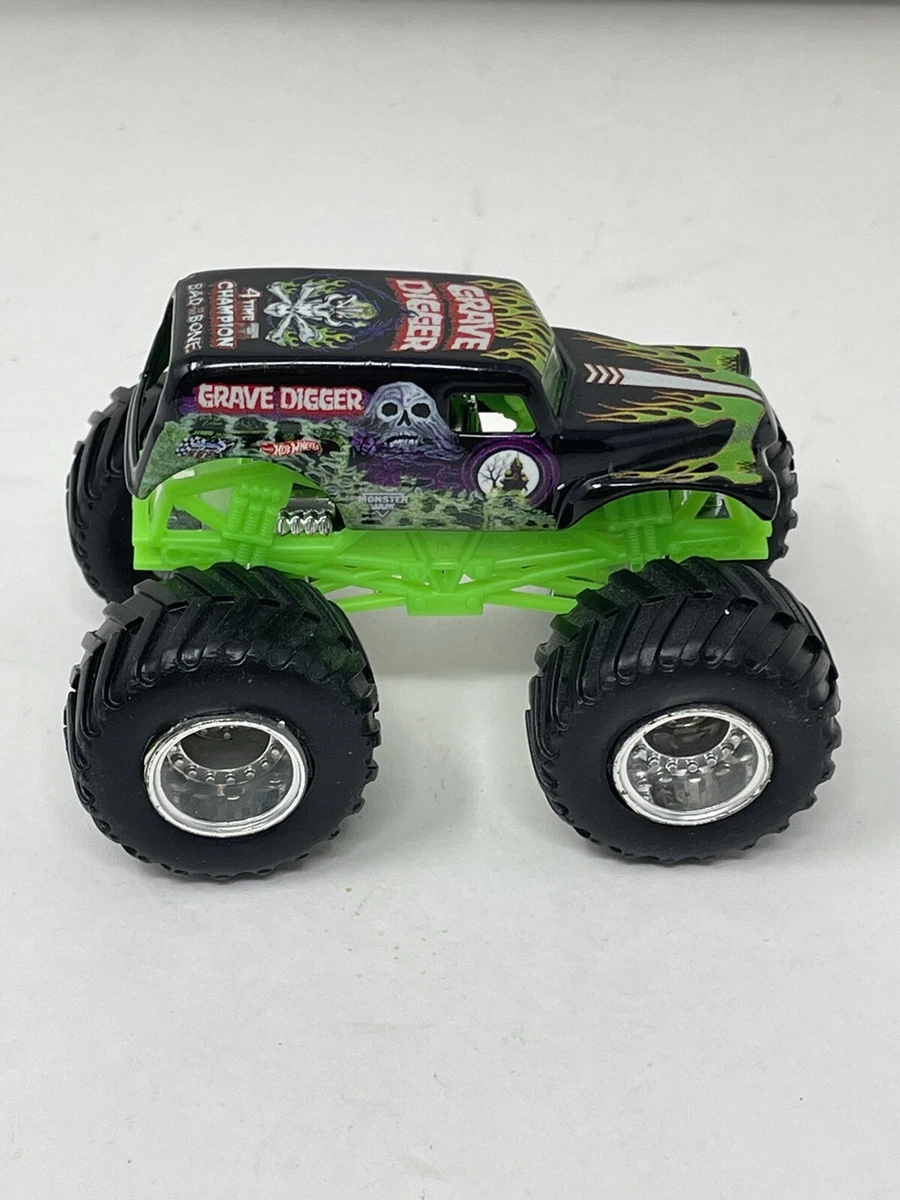 Hot Wheels Monster Jam GRAVE DIGGER UNDER COVERZ 1:64 Scale Monster Truck  #22