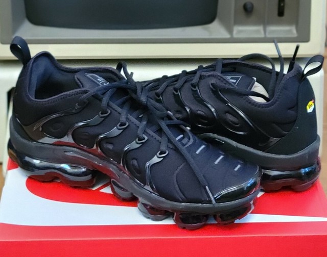 vapormax plus black with red check