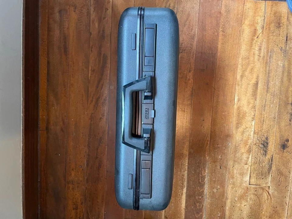 Bolsa de negocios Zero Halliburton 5A-B de aluminio con bloqueo de esfera negra usada Foto 3 de 4