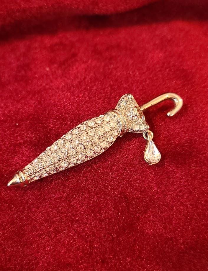 Vintage-Inspired Silver-Tone Rhinestone-Adorned Umbrella Brooch Featuring Elegant Raindrop Dangle Charm