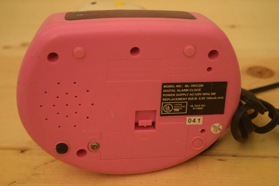 Vintage Sanrio NL-HKC206 Hello Kitty Bedroom Night Light Digital Alarm Clock - Image 4 of 4