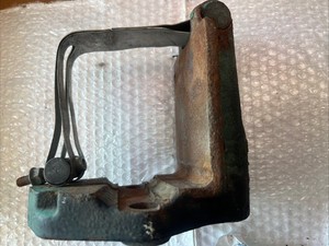 2022 VOLVO VNL 860 D13 12.8L ENGINE EGR COOLER MOUNTING BRACKET 21399313 OEM