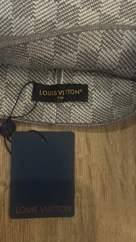 Gorro Louis Vuitton cinza, tamanho único, novo em folha e não usado - Imagem 3 de 3
