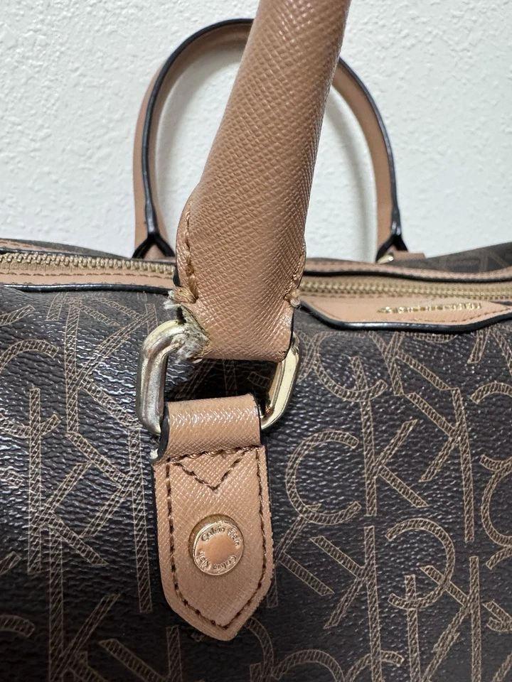 Cartera Calvin Klein Signature bordada con flores y cremallera. Foto 3 de 4