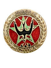 INSIGNE MILITAIRE DE BOUTONNIERE INTENDANCE : " 32° COMA " SMF 1 VIS COLLEE N.O.