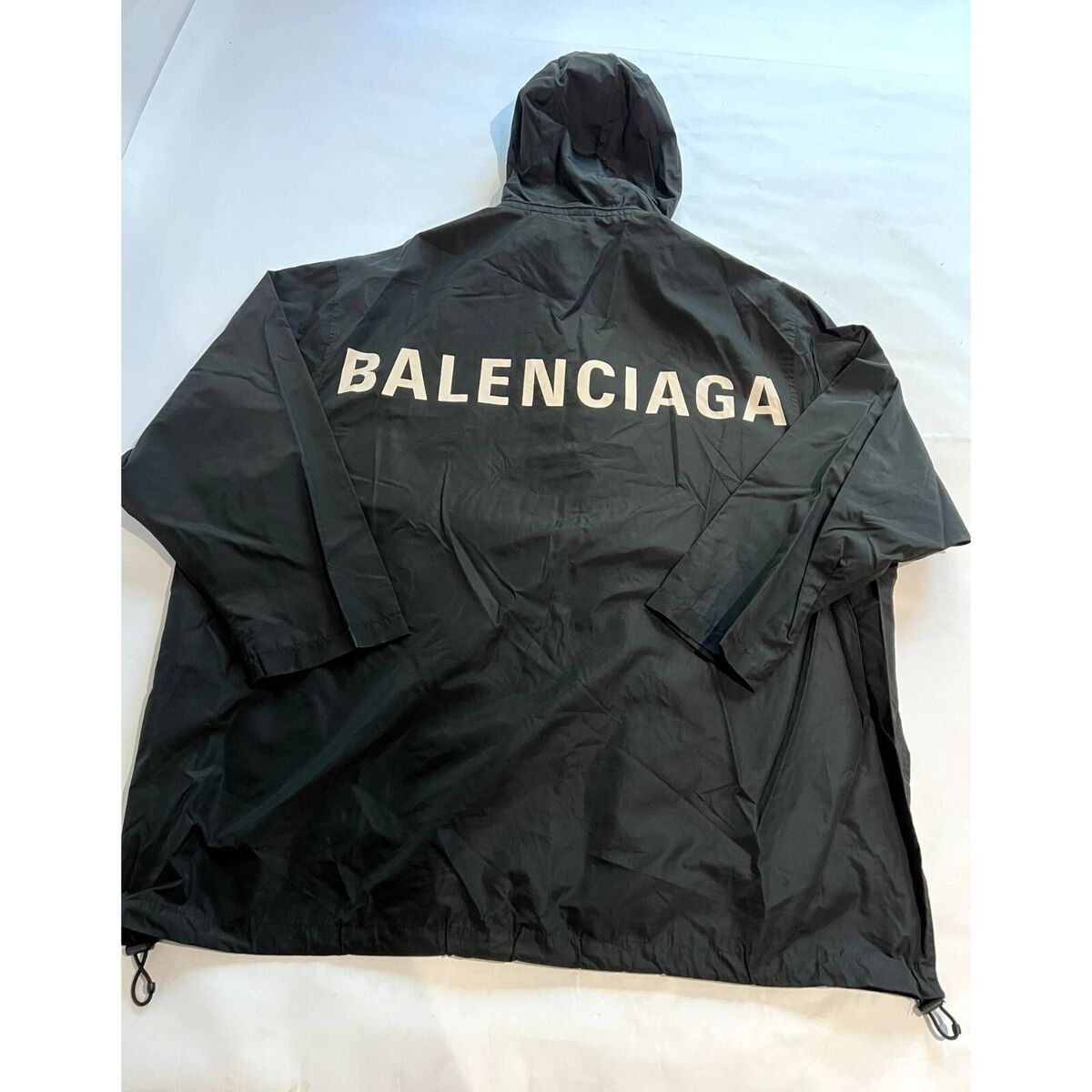 Balenciaga Logo Printed Hooded Windbreaker Jacket in Black Balenciaga Logo Printed Hooded Windbreaker Jacket in Black