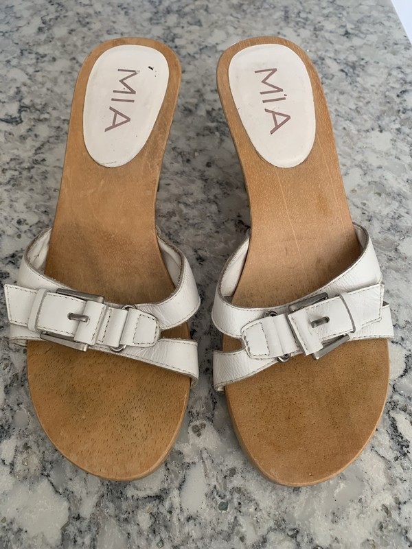 Womens/jrs wooden bottom white leather Mia Slides Size 7