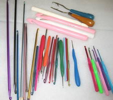 32 CROCHET NEEDLES BOYE G H I J K N MIXED SIZES COLORS PLUS LONG HOOKS