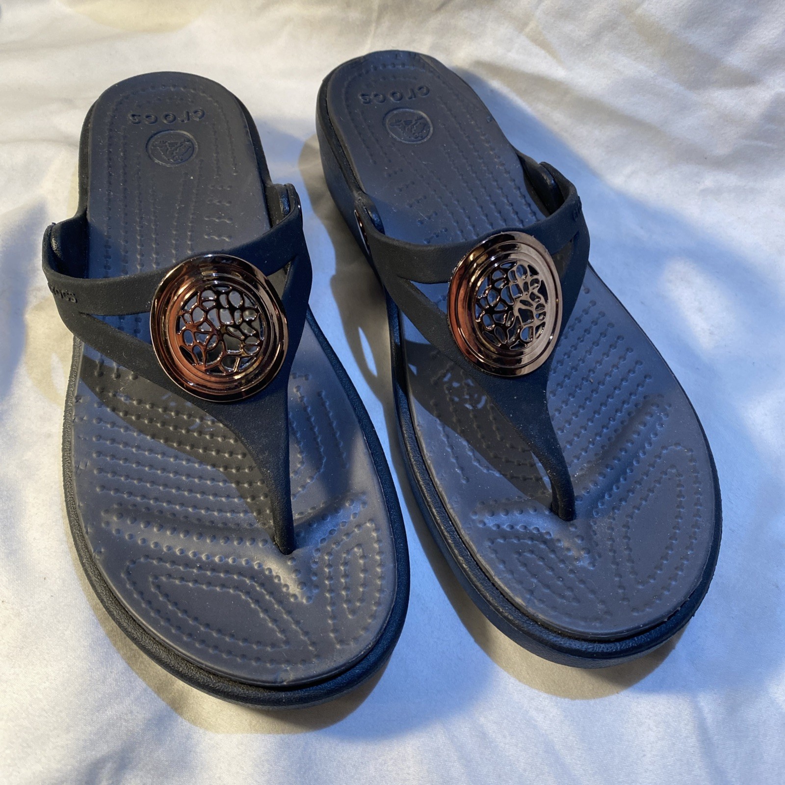 Crocs Sanrah Black Wedge Flip Sandals with Gold Medallion Size 6W 14955-image