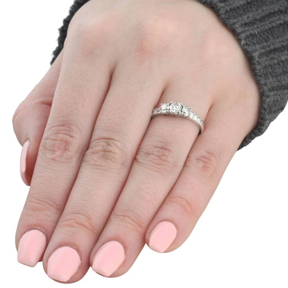 Anillo de compromiso de diamantes de tres piedras de 1 quilate de oro blanco de 14 quilates Foto 3 de 4