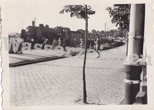 Orig. Foto Menschen am Zug auf dem Bahnhof auf Agfa-Fotopapier (4260)