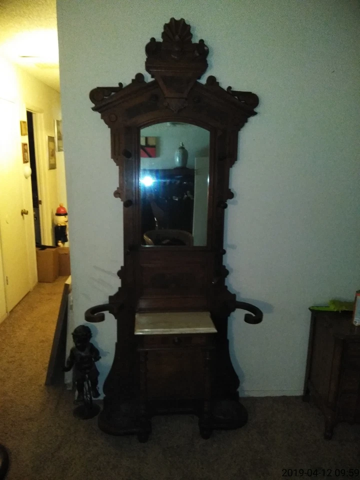 古董 Eastlake 维多利亚大厅树 - 核桃大约 1880 年 — 第 3/4 张图片