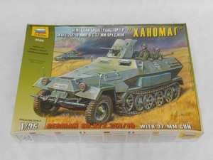 1/35 Zvezda WWII German Sd Kfz 250/10 37mm Gun Half Track Plastic Model Kit 3588