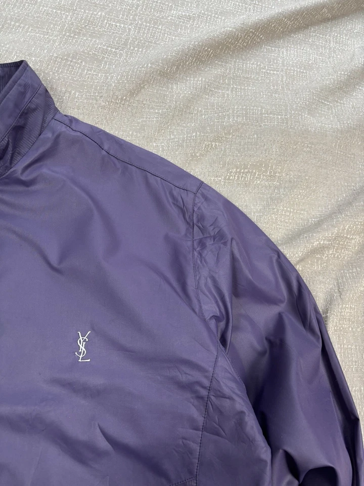 Jaqueta Yves Saint Laurent Masculina Tamanho Pequeno Roxa Vintage Logotipo Bordado Anos 90 - Imagem 2 de 4