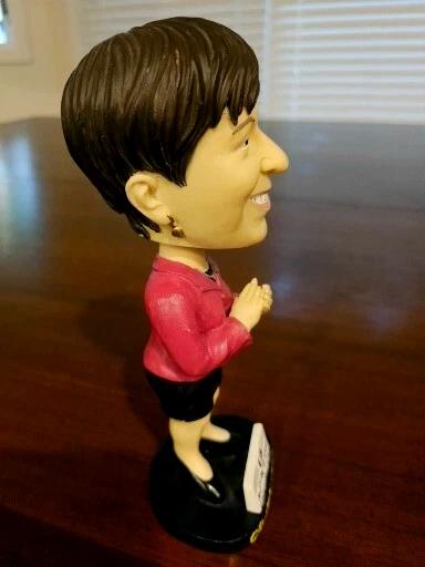 蔻驰 MUFFET MCGRAW 巴黎圣母院爱尔兰女式篮球 场馆赠品 摇头公仔 — 第 4/4 张图片