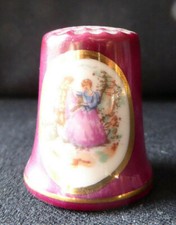 H&uuml;bsche pinkfarbener Porzellan- Fingerhut mit Biedermeier Motiv "Frau im Garten"