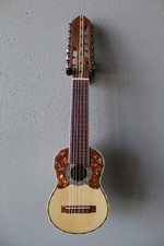 Nueva guitarra soprano Villela V8VA - tamaño Charango - con correa - dorada