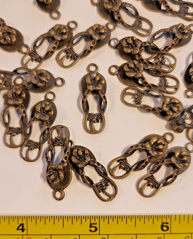 Lote de 5 piezas de sandalia de verano antigua de latón colgante enchapado en metal fabricación de joyas Foto 2 de 4