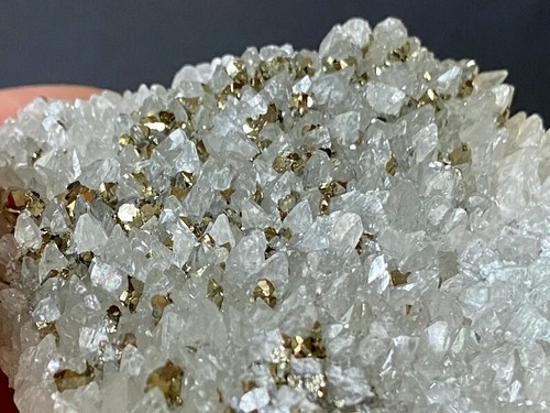 201 gms "Hermoso brillo" ~ PIRITA DE HIERRO dorada en CUARZO muestra geométrica D1381 - Imagen 1 de 8