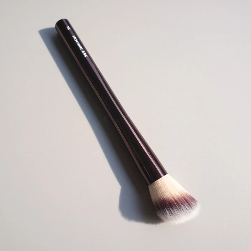 Cepillo de rubor HOURGLASS Cosmetics No.15 cepillo de mejillas facial en ángulo Foto 4 de 4