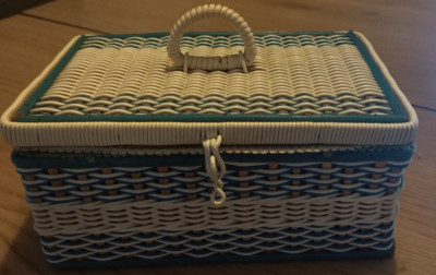 Vintage 50/60er Jahre blau & weiß geflochten Kunststoff Korb Nähkästchen satiniert gefüttert