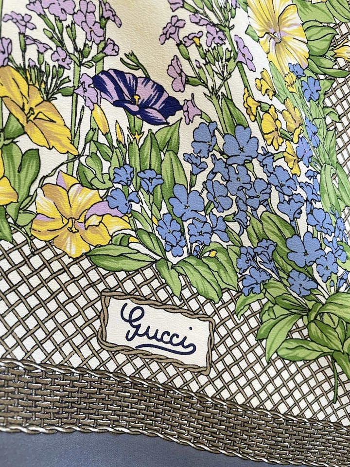 Bufanda de seda floral Y8#Gucci hecha en Italia vintage dobladillo enrollado a mano estampado botánico Foto 2 de 4