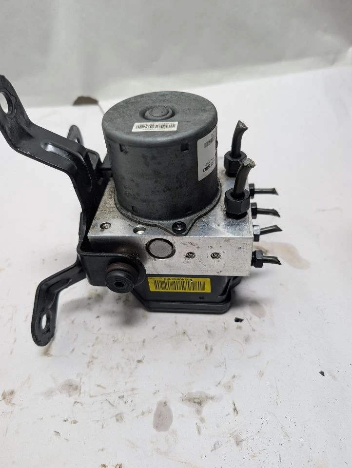 Used ABS Pump and Motor Assembly fits: 2015 Kia K900 Actuator and Pump Assembly Foto 3 de 4