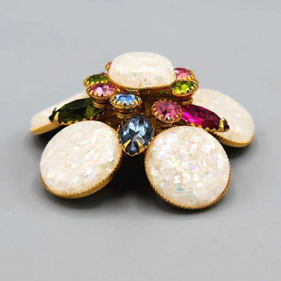 Broche Flor En Capas Tono Dorado Estrás Lucite Brillo Diseñador Sin Firmar Foto 2 de 4