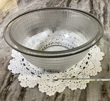 VTG Pyrex 1 Qt Textured Basketweave Glass Bowl-VGC #322-Made In USA