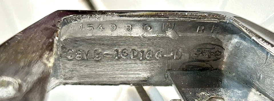 1968-1969 Lincoln Continental Turn Signal Trim LH & RH “horseshoe” - Imagem 3 de 4