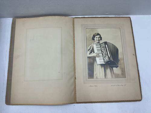 Foto de colección niña tocando acordeón enmarcado fotografía antigua - Imagen 2 de 7
