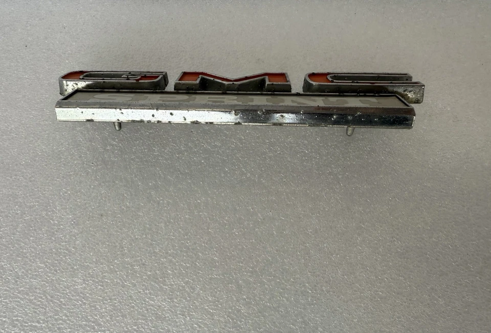 GMC Sprint 1971 1972 1973 1974 1976 guardabarros emblema puerta trasera 646067 48603 vintage Foto 2 de 4