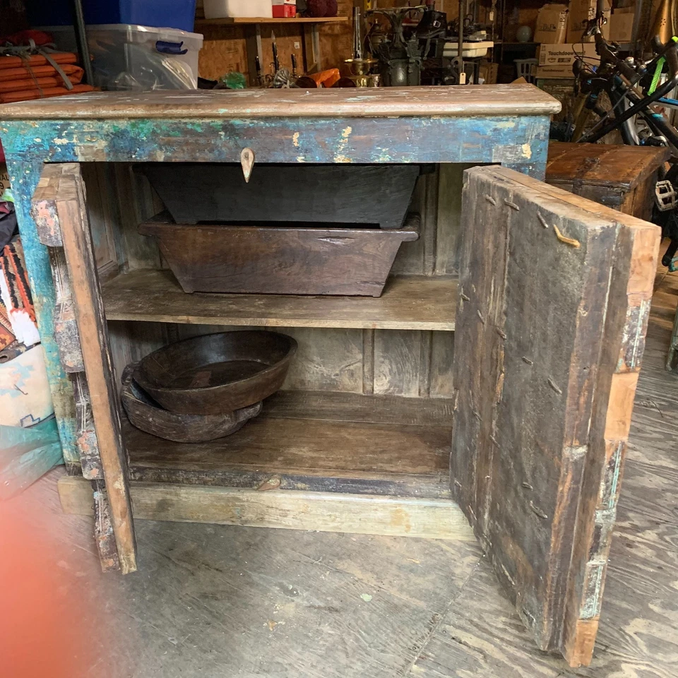 Antiguo gabinete de madera de teca tallada con pintura azul 45L x 18,5W x 39H Foto 2 de 2