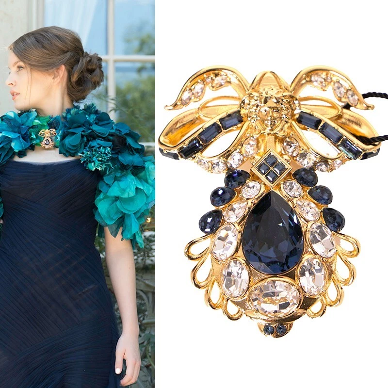 NUEVO $1,100 BROCHE GRANDE VERSACE Azul Blanco Cristal Adornado MEDUSA LOGO LAZO