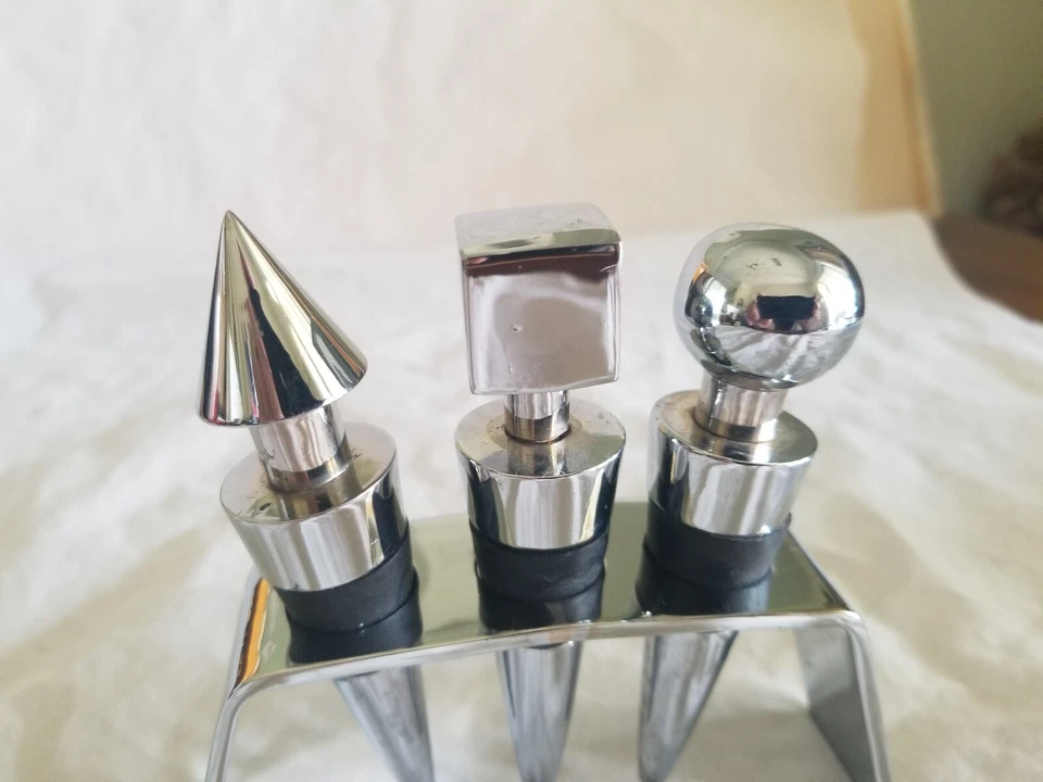 Juego de 3 tapones de vino modernos de metal cromado (bola, cuadrado, cubo) con soporte Foto 2 de 4