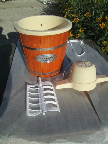 Nostalgia 4 Qt. Old Fashioned Wood Bucket Ice Cream Maker No Container Working