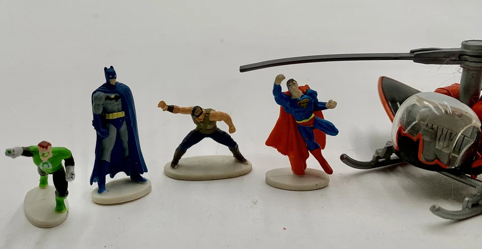 Mini figuras DC Comics Tree House niños colección de 8 y Hot Wheels Batcopter Foto 3 de 4