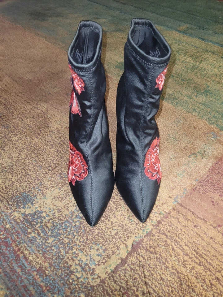 Botas de tornozelo Jessica Simpson cetim preto com flores bordadas vermelhas tamanho 8.5 - Imagem 2 de 4