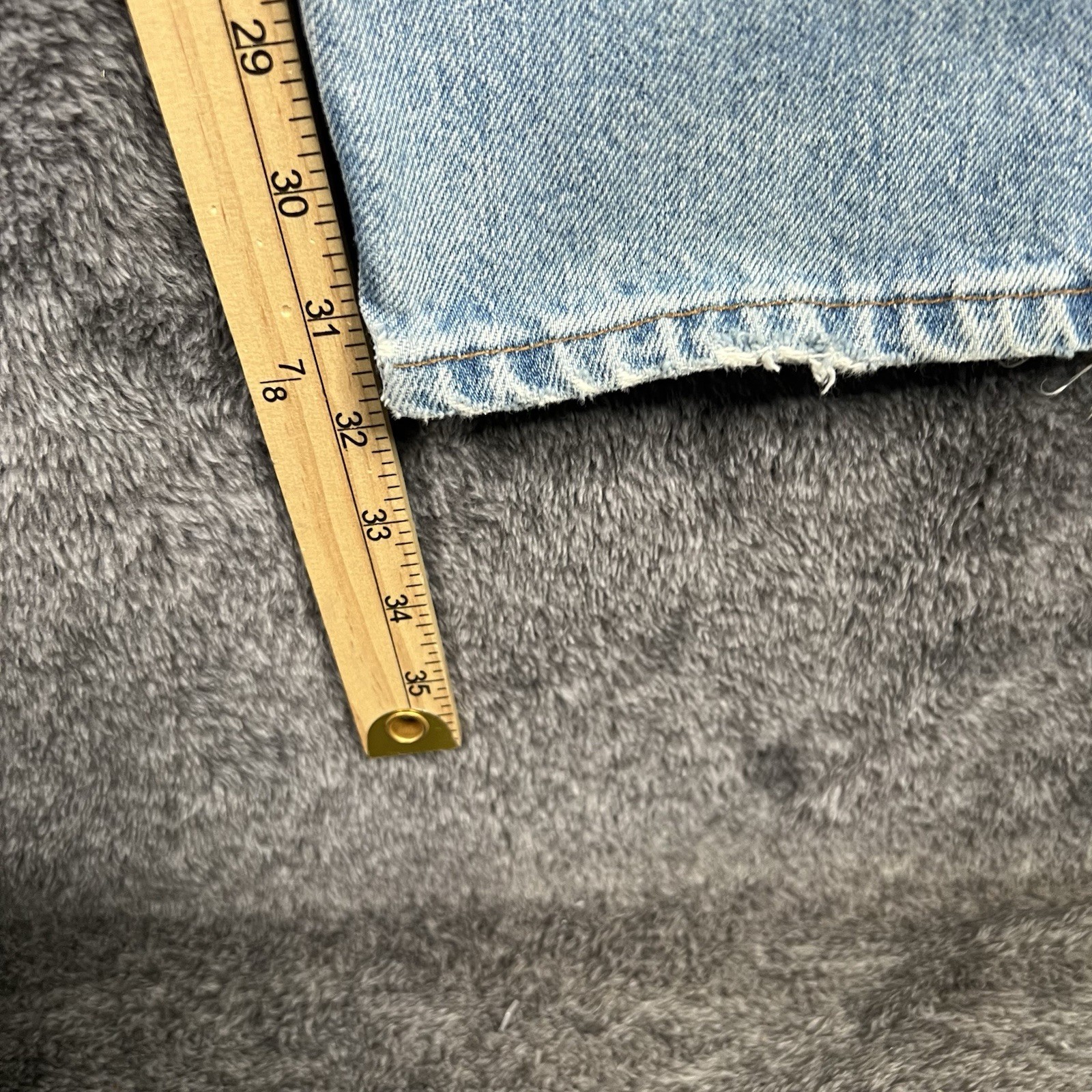 Vintage Levi’s 560 Loose Fit Tapered Leg USA Denim Jeans 90s Sz 40x32 Light Wash thumbnail 4