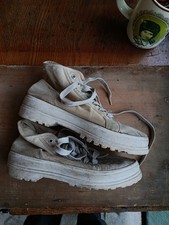 Lässige Sneaker getragen.