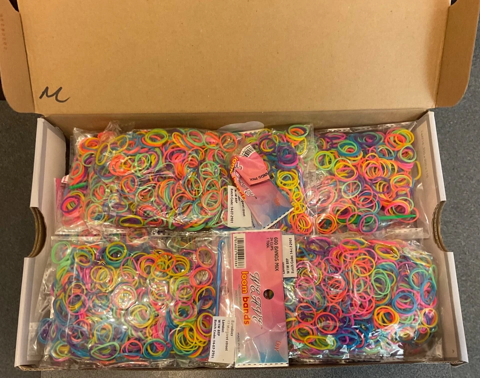 21000 MULTICOLOURED LOOM BANDS,35 PACKS X 600.EXCELLENT UNOPENED PACKS. - Image 2 of 4