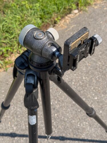 Gitzo G2220 Explorer Tripod Legs & Gitzo G1275M Magnesium Universal Ball head - Picture 3 of 14
