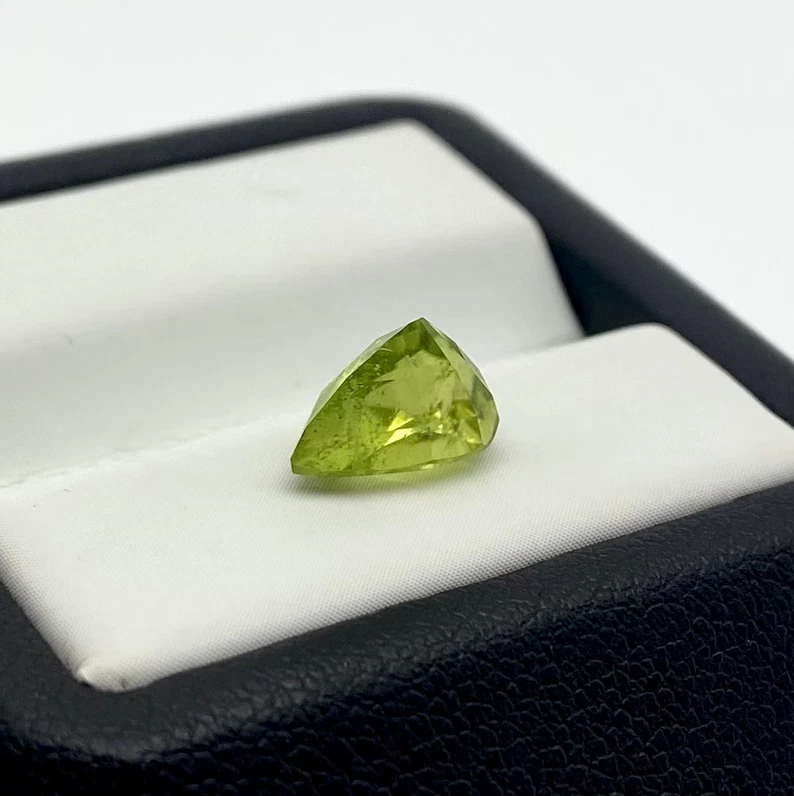 Natural Peridot Loose gemstone 2.20 ct., Pear cut, Origin Pakistan - Image 3 of 4