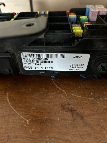 OEM 05-07 Ford F250 F350 Fuse Relay Box 5C3T-14A067-AD - Picture 3 of 9