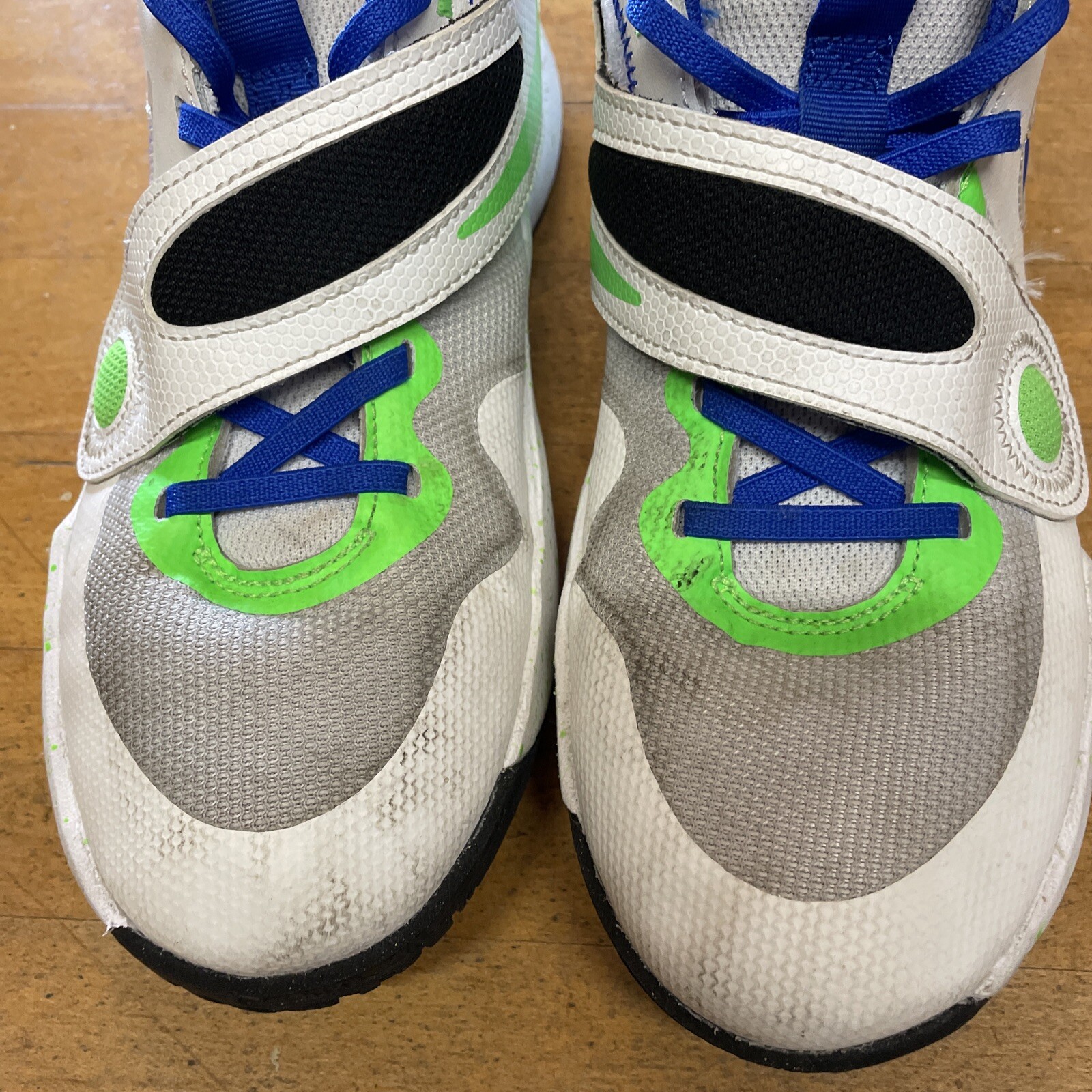 Nike Team Hustle D11 White/Blue Big Boys Basketball Shoes Youth Size 7Y Sneakers