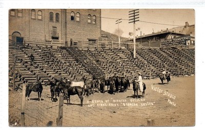 EIN HAUFEN ''BRONCHO OUTLAWS'': Colorado USA Postkarte (C98515)