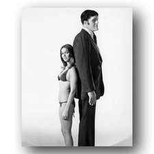 Barbara Bach, Richard Kiel Photo 8x10 The Spy Who Loved Me 1977 Bond Girl Jaws